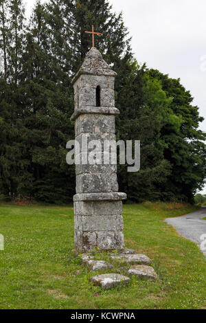 SAINT-GOUSSAUD, Frankreich - 23. JULI 2017: Lanterne des morts - Laterne der Toten, auf dem Camino De Santiago - Jakobsweg Pilgerreise. Stockfoto