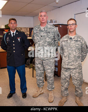 U.s. army command Sgt. maj. Edward Gast, 1.BATAILLON, 118 Infanterie Regiment, 218 Manöver Verbesserung Brigade, South Carolina National Guard command Sergeant Major, mit spc steht. Jackson stolz, alpha Co., und Sgt. wesley bergerson in North Charleston, South Carolina, Oct. 23., 2016. Stolz und bergerson wurden als der Soldat und Unteroffizier das Bataillon an der Brigade Level am besten Krieger Konkurrenz darzustellen ausgewählt. Die Jury des Wettbewerbs bestand aus vier stimmberechtigten Mitgliedern Bewertung der Fähigkeiten und Kenntnisse der Bewerber in Bereichen wie der Armee physischen fi Stockfoto