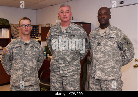 U.s. army command Sgt. maj. Edward Gast, 1.BATAILLON, 118 Infanterie Regiment, 218 Manöver Verbesserung Brigade, South Carolina National Guard command Sergeant Major, steht mit Sgt. wesley bergerson, Delta Co., und seine Einheit Sponsor, Sgt. 1. klasse Kevin Weiß in North Charleston, South Carolina, Oct. 23., 2016. bergerson war der Unteroffizier ausgewählt das Bataillon an der Brigade - Ebene vertreten. Der Prüfungsausschuß für das Auswahlverfahren bestand aus vier stimmberechtigten Mitgliedern Bewertung der Fähigkeiten und Kenntnisse der Bewerber in Bereichen wie der Armee körperliche Fitness Test, Land navigatio Stockfoto