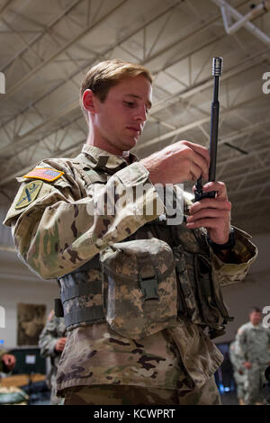 Us-Armee Sgt. Jeremy argabright, bravo Co., 1st Bataillon, 118 Infanterie Regiment, 218 Manöver Verbesserung Brigade, South Carolina National Guard, baut ein M249 Squad Automatic Weapon in North Charleston, South Carolina, Oct. 23, 2016, als Teil des Bataillons-Ebene am besten Krieger Wettbewerb. Der Prüfungsausschuß für das Auswahlverfahren bestand aus vier stimmberechtigten Mitgliedern Bewertung der Fähigkeiten und Kenntnisse der Bewerber in Bereichen wie der Armee körperliche Fitness Test, land Navigation, Selbsthilfeorganisationen und Buddy care, Armee Programme und aktuelle Veranstaltungen. ein Soldat und ein Unteroffizier, zusammen mit Stockfoto