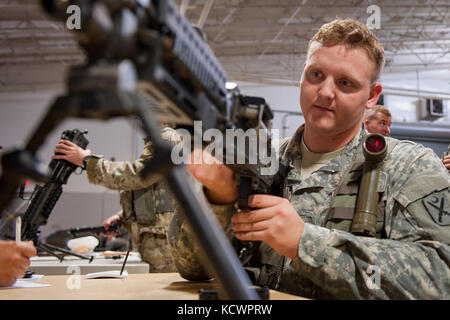 Us-Armee Pfc. brandon Fennell, Charlie Co., 1st Bataillon, 118 Infanterie Regiment, 218 Manöver Verbesserung Brigade, South Carolina National Guard, schließt die Montage einer M249 Squad Automatic Weapon in North Charleston, South Carolina, Oct. 23, 2016, als Teil des Bataillons-Ebene am besten Krieger Wettbewerb. Der Prüfungsausschuß für das Auswahlverfahren bestand aus vier stimmberechtigten Mitgliedern Bewertung der Fähigkeiten und Kenntnisse der Bewerber in Bereichen wie der Armee körperliche Fitness Test, land Navigation, Selbsthilfeorganisationen und Buddy care, Armee Programme und aktuelle Veranstaltungen. ein Soldat und ein Unteroffizier offi Stockfoto