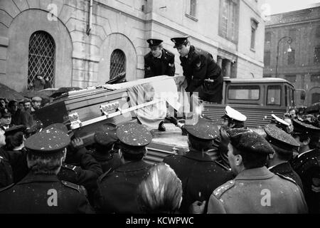 - Mailand, begräbnisse von Polizeibeamten Vittorio padovani und Sergio bazzega, in Brand und in Konflikt mit Walter alasia getötet, militante der Terrorgruppe Rote Brigaden (Dezember 1976) - Milano, funeralien dei funzionari di Polizia vice questore Vittorio padovani e maresciallo Sergio bazzega, uccisi in un conflitto con a Fuoco" Walter alasia, militante del gruppo terrorista Brigate Rosse (December 1976) Stockfoto