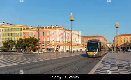 Nizza, Frankreich - 30. Oktober 2014: Straßenbahn auf dem Place Massena. Square im Zentrum der Stadt befindet. Stockfoto