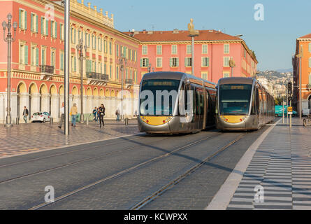 Nizza, Frankreich - 30. Oktober 2014: Straßenbahn auf dem Place Massena. Square im Zentrum der Stadt befindet. Stockfoto