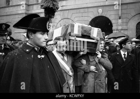 - Mailand, begräbnisse von Polizeibeamten Vittorio padovani und Sergio bazzega, in Brand und in Konflikt mit Walter alasia getötet, militante der Terrorgruppe Rote Brigaden (Dezember 1976) - Milano, funeralien dei funzionari di Polizia vice questore Vittorio padovani e maresciallo Sergio bazzega, uccisi in un conflitto con a Fuoco" Walter alasia, militante del gruppo terrorista Brigate Rosse (December 1976) Stockfoto