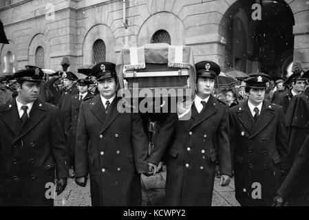 - Mailand, begräbnisse von Polizeibeamten Vittorio padovani und Sergio bazzega, in Brand und in Konflikt mit Walter alasia getötet, militante der Terrorgruppe Rote Brigaden (Dezember 1976) - Milano, funeralien dei funzionari di Polizia vice questore Vittorio padovani e maresciallo Sergio bazzega, uccisi in un conflitto con a Fuoco" Walter alasia, militante del gruppo terrorista Brigate Rosse (December 1976) Stockfoto