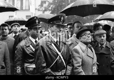 - Mailand, begräbnisse von Polizeibeamten Vittorio padovani und Sergio bazzega, in Brand und in Konflikt mit Walter alasia getötet, militante der Terrorgruppe Rote Brigaden (Dezember 1976) - Milano, funeralien dei funzionari di Polizia vice questore Vittorio padovani e maresciallo Sergio bazzega, uccisi in un conflitto con a Fuoco" Walter alasia, militante del gruppo terrorista Brigate Rosse (December 1976) Stockfoto