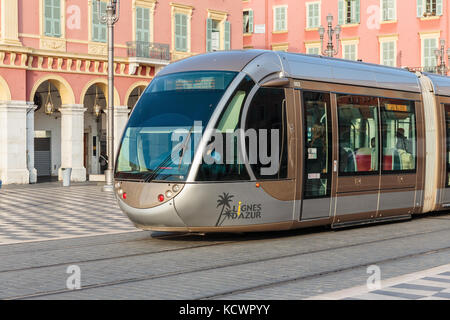 Nizza, Frankreich - 30. Oktober 2014: Straßenbahn auf dem Place Massena. Square im Zentrum der Stadt befindet. Stockfoto