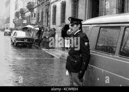 Mailand (Italien), Beerdigungen von Polizeibeamten Vittorio padovani und Sergio bazzega, in Brand und in Konflikt mit Walter alasia getötet, militante der Terrorgruppe Rote Brigaden (Dezember 1976) Stockfoto