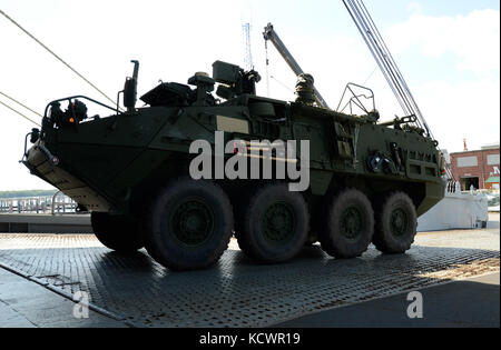 Mitglieder der 218 Brigade support Bataillons, South Carolina National Guard in Partnerschaft mit der U.S. Army reserve Port Operations Training in Charleston, South Carolina, Aug. 22, 2016, als Teil der Übung trans Krieger 16. Die Übung die Soldaten mit Hands-on-Trainings zum Laden von Fahrzeugen auf einem Kriegsschiff. (U.s. Army National Guard Foto von 1 Lt. jessica Donnelly, 108 öffentliche Angelegenheiten Abteilung) Stockfoto