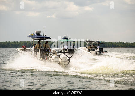 Ein Denkmal Prozession wurde am Lake Murray, s.c., U.S. Army sgts zu ehren. first class Charles Richter, jr., und Jonathon Prins, 29. Juli 2016. Die beiden Soldaten wurden getötet, während versucht wird, eine Frau, die angeblich von einem bewaffneten Banditen angegriffen wurde zu schützen. Das Boot Prozession war ein Weg, ihr Leben zu feiern. (Us Air National Guard Foto von Tech. Sgt. Jorge intriago) Stockfoto