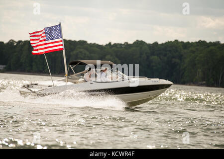 Ein Denkmal Prozession wurde am Lake Murray, s.c., U.S. Army sgts zu ehren. first class Charles Richter, jr., und Jonathon Prins, 29. Juli 2016. Die beiden Soldaten wurden getötet, während versucht wird, eine Frau, die angeblich von einem bewaffneten Banditen angegriffen wurde zu schützen. Das Boot Prozession war ein Weg, ihr Leben zu feiern. (Us Air National Guard Foto von Tech. Sgt. Jorge intriago) Stockfoto