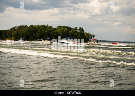 Ein Denkmal Prozession wurde am Lake Murray, s.c., U.S. Army sgts zu ehren. first class Charles Richter, jr., und Jonathon Prins, 29. Juli 2016. Die beiden Soldaten wurden getötet, während versucht wird, eine Frau, die angeblich von einem bewaffneten Banditen angegriffen wurde zu schützen. Das Boot Prozession war ein Weg, ihr Leben zu feiern. (Us Air National Guard Foto von Tech. Sgt. Jorge intriago) Stockfoto