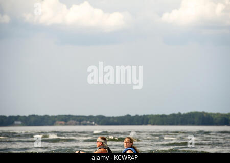 Ein Denkmal Prozession wurde am Lake Murray, s.c., U.S. Army sgts zu ehren. first class Charles Richter, jr., und Jonathon Prins, 29. Juli 2016. Die beiden Soldaten wurden getötet, während versucht wird, eine Frau, die angeblich von einem bewaffneten Banditen angegriffen wurde zu schützen. Das Boot Prozession war ein Weg, ihr Leben zu feiern. (Us Air National Guard Foto von Tech. Sgt. Jorge intriago) Stockfoto