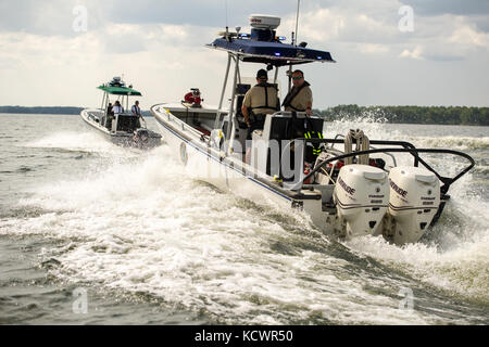 Ein Denkmal Prozession wurde am Lake Murray, s.c., U.S. Army sgts zu ehren. first class Charles Richter, jr., und Jonathon Prins, 29. Juli 2016. Die beiden Soldaten wurden getötet, während versucht wird, eine Frau, die angeblich von einem bewaffneten Banditen angegriffen wurde zu schützen. Das Boot Prozession war ein Weg, ihr Leben zu feiern. (Us Air National Guard Foto von Tech. Sgt. Jorge intriago) Stockfoto