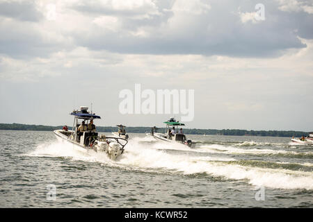 Ein Denkmal Prozession wurde am Lake Murray, s.c., U.S. Army sgts zu ehren. first class Charles Richter, jr., und Jonathon Prins, 29. Juli 2016. Die beiden Soldaten wurden getötet, während versucht wird, eine Frau, die angeblich von einem bewaffneten Banditen angegriffen wurde zu schützen. Das Boot Prozession war ein Weg, ihr Leben zu feiern. (Us Air National Guard Foto von Tech. Sgt. Jorge intriago) Stockfoto