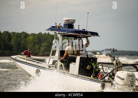 Ein Denkmal Prozession wurde am Lake Murray, s.c., U.S. Army sgts zu ehren. first class Charles Richter, jr., und Jonathon Prins, 29. Juli 2016. Die beiden Soldaten wurden getötet, während versucht wird, eine Frau, die angeblich von einem bewaffneten Banditen angegriffen wurde zu schützen. Das Boot Prozession war ein Weg, ihr Leben zu feiern. (Us Air National Guard Foto von Tech. Sgt. Jorge intriago) Stockfoto