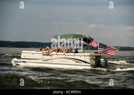 Ein Denkmal Prozession wurde am Lake Murray, s.c., U.S. Army sgts zu ehren. first class Charles Richter, jr., und Jonathon Prins, 29. Juli 2016. Die beiden Soldaten wurden getötet, während versucht wird, eine Frau, die angeblich von einem bewaffneten Banditen angegriffen wurde zu schützen. Das Boot Prozession war ein Weg, ihr Leben zu feiern. (Us Air National Guard Foto von Tech. Sgt. Jorge intriago) Stockfoto