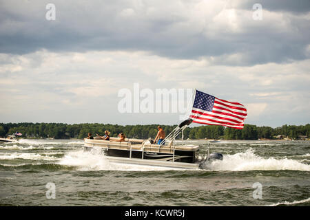 Ein Denkmal Prozession wurde am Lake Murray, s.c., U.S. Army sgts zu ehren. first class Charles Richter, jr., und Jonathon Prins, 29. Juli 2016. Die beiden Soldaten wurden getötet, während versucht wird, eine Frau, die angeblich von einem bewaffneten Banditen angegriffen wurde zu schützen. Das Boot Prozession war ein Weg, ihr Leben zu feiern. (Us Air National Guard Foto von Tech. Sgt. Jorge intriago) Stockfoto