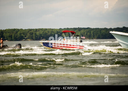 Ein Denkmal Prozession wurde am Lake Murray, s.c., U.S. Army sgts zu ehren. first class Charles Richter, jr., und Jonathon Prins, 29. Juli 2016. Die beiden Soldaten wurden getötet, während versucht wird, eine Frau, die angeblich von einem bewaffneten Banditen angegriffen wurde zu schützen. Das Boot Prozession war ein Weg, ihr Leben zu feiern. (Us Air National Guard Foto von Tech. Sgt. Jorge intriago) Stockfoto