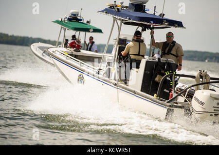 Ein Denkmal Prozession wurde am Lake Murray, s.c., U.S. Army sgts zu ehren. first class Charles Richter, jr., und Jonathon Prins, 29. Juli 2016. Die beiden Soldaten wurden getötet, während versucht wird, eine Frau, die angeblich von einem bewaffneten Banditen angegriffen wurde zu schützen. Das Boot Prozession war ein Weg, ihr Leben zu feiern. (Us Air National Guard Foto von Tech. Sgt. Jorge intriago) Stockfoto