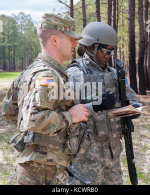 Officer Candidate School (OCS) Klasse 67 Kandidaten der 218 Führung Regiment (LDR), South Carolina National Guard, Durchführung Taktik Training während der Phase 2 von ocs März 5, 2016, mccrady Training Center in Eastover, s.c. Scouts für die Zentrale und die Konzernzentrale zugeordnet, 1-118 th Infanterie Bataillon von Mullins, s.c. bieten gegensätzliche Kräfte für die Kandidaten, wie sie ausgebildet werden, Gefahrenbereiche, simulierten feindlichen Kontakt reagieren und effektiv mit höheren Autorität kommunizieren. (U.s. Army National Guard Foto von Sgt. Brian Calhoun, 108 öffentliche Angelegenheiten det/Freigegeben) ​ Stockfoto