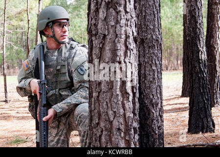 Officer Candidate School (OCS) Klasse 67 Kandidaten der 218 Führung Regiment (LDR), South Carolina National Guard, Durchführung Taktik Training während der Phase 2 von ocs März 5, 2016, mccrady Training Center in Eastover, s.c. Scouts für die Zentrale und die Konzernzentrale zugeordnet, 1-118 th Infanterie Bataillon von Mullins, s.c. bieten gegensätzliche Kräfte für die Kandidaten, wie sie ausgebildet werden, Gefahrenbereiche, simulierten feindlichen Kontakt reagieren und effektiv mit höheren Autorität kommunizieren. (U.s. Army National Guard Foto von Sgt. Brian Calhoun, 108 öffentliche Angelegenheiten det/Freigegeben) ​ Stockfoto