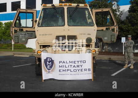 Arbeitgeber und Belegschaft Beteiligten aus, die um den Zustand sammeln, um die Vorteile der Einstellung Veteranen während der Operation palmetto Beschäftigungsgipfel an sysco in Kolumbien zu diskutieren, South Carolina, 14. April ope ist ein National-militärischen Initiative Beschäftigung direkt vom sc National Guard und der Sc Abteilung für Beschäftigung und Mitarbeiter unterstützt. (U.s. army Photo von Sgt. tashera pravato/freigegeben) Stockfoto