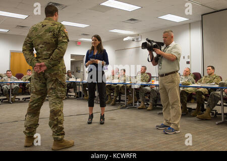 Us-Armee Capt. jessica Donnelly und Sgt. Brian Calhoun, 108 öffentliche Angelegenheiten Loslösung, South Carolina Army National Guard ein mock Verhalten Interview als zivile Medien während der vor POSING-Befehl Kurs an mccrady Training Center in Eastover, South Carolina, Feb. 25., 2017. die South Carolina National Guard pre-Befehl Kurs bietet eine formale Ausbildung, um zu helfen, zukünftige Firma Kommandanten und ersten Sergeants für Befehl vorbereiten. (U.s. Army National Guard Foto: Staff Sgt. Kevin Pickering) Stockfoto