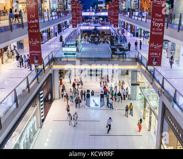 Dubai, Vae - November 9, 2013: In modernen luxuty Mall. an über 12 Millionen Quadratmeter, es ist die weltweit größte Shopping Mall auf der Gesamtfläche. Stockfoto