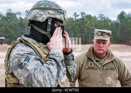 Us Air Force senior Flieger Matthew Turner, 169th Fighter Wing, South Carolina Air National Guard, führt eine Prüfung seiner Sicherheit Ausrüstung vor Beginn der städtischen Betriebe Teil der besten Krieger Wettbewerb 2017 mccrady Training Center in Eastover, South Carolina, jan. 29., 2017. Die fünftägige Veranstaltung bestand aus einer Straße März, körperliche Fitness zu testen, und Waffen Qualifizierung Veranstaltungen, unter anderem. die Teilnehmer als Individuen mit einem Soldaten und Unteroffizier Gewinner Feb, konkurrierten. 1, 2017. (U.s. Army National Guard Foto von Sgt. Brian Calhoun, 108 Publi Stockfoto