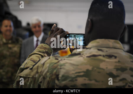 Eine Delegation von Politikern aus der kurdischen Region des Irak besucht Einrichtungen des s.c. National Guard (scng) und dem s.c. Carolina Emergency Management Division (scemd), Columbia, South Carolina, 6. und 7. April 2016. Die US-Armee maj begrüßt. gen. Robert e. Livingston, jr., der Adjutant General für South Carolina und andere wichtige Führer der scng und scemd, Bürgermeister Ibrahim shekhalla und Oberstleutnant srud Saleh abdulkareem, sowohl aus der kurdischen Region des Irak, und U.S. State Department Interpreter, Herr Ismail Haidar, besucht die wichtigsten Notfallmaßnahmen's South Carolina Einrichtungen als Teil einer Stockfoto