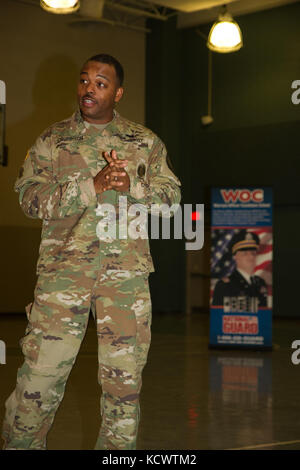 Maj. Rudy Crumpton, stellvertretender Kommandant der Rekrutierung und Retention für die South Carolina National Guard, spricht mit Soldaten der South Carolina National Guard, die an einem OCS und WOCS Informationswochenende im McCrady Training Center in Eastover, South Carolina, 20.-21. Februar teilnehmen. Die Veranstaltung bot interessierten Soldaten Gruppensitzungen und Einzelstunden mit Rekuritern und Schullehrern. (USA Foto der Armee-Nationalgarde von Sgt. Tashera Pravato 108. AUFLAGE/freigegeben) Stockfoto