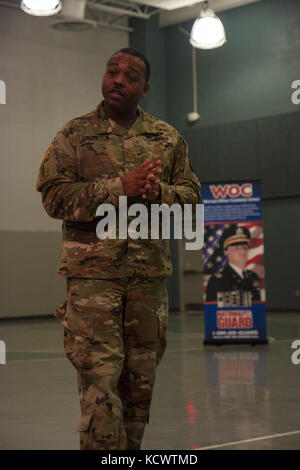 Maj. Rudy Crumpton, stellvertretender Kommandant der Rekrutierung und Retention für die South Carolina National Guard, spricht mit Soldaten der South Carolina National Guard, die an einem OCS und WOCS Informationswochenende im McCrady Training Center in Eastover, South Carolina, 20.-21. Februar teilnehmen. Die Veranstaltung bot interessierten Soldaten Gruppensitzungen und Einzelstunden mit Rekuritern und Schullehrern. (USA Foto der Armee-Nationalgarde von Sgt. Tashera Pravato 108. AUFLAGE/freigegeben) Stockfoto