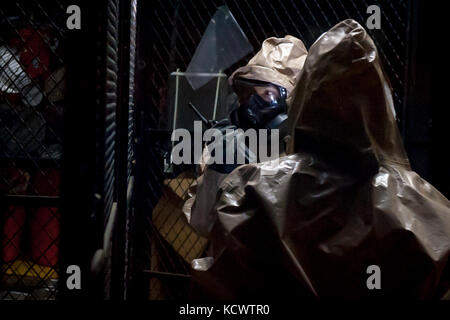 Soldaten, die in den 108 Chemical Co. und der 43. Der Support Team, s.c. Army National Guard, Durchführung von Site Survey Training für die Detektion von chemischen Gefahren während der jährlichen Ausbildung in North Charleston, S. C., Feb. 24, 2016. Das Training hilft Soldaten in der Probenahme und der Umgang mit kontaminierten Anlagen Verfahren sowie die Prüfmittel der Einheit tüchtig zu bleiben. (U.s. Army National Guard Foto von Sgt. Brian Calhoun, 108 öffentliche Angelegenheiten det/freigegeben) Stockfoto