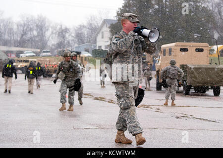 Us-Soldaten der 251. Der Area Support Medical Unternehmen, South Carolina Army National Guard zugewiesen, und der 231St Chemical Company, Maryland Army National Guard, eine Dekontamination und triage Punkt während der US-Armee nach Norden gemeinsame Übung im Rosewood center, Owings Mills, Maryland, 10. März 2017. (U.s. Army National Guard Foto von Sgt. Brian Calhoun, 108 öffentliche Angelegenheiten Abteilung) Stockfoto