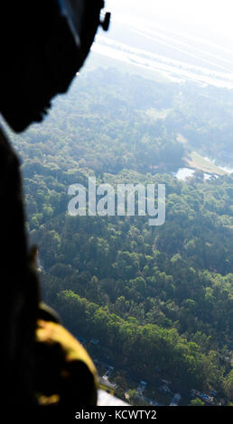 Us-Armee Sgt. David roupe, loslösung 1, Charlie Co., 2-238 allgemeine Unterstützung aviation Battalion, South Carolina Army National Guard, dient als Mannschaft Leiter auf ein UH-60 Black Hawk, fliegen neben Georgia und Louisiana Flugzeuge, während eines Hurrikans evakuierungsübung als Teil des wachsamen Schutz 17 in der Gegend von Savannah, Georgia, 29. März wachsam Guard 17 ist eine gemeinsame regionale Training übung für die South Carolina National Guard eine Gelegenheit, die Zusammenarbeit und die Beziehungen mit lokalen, staatlichen regionalen zivilen, militärischen und föderalen Partnern in Vorbereitung für Notfälle zu verbessern und Ca Stockfoto