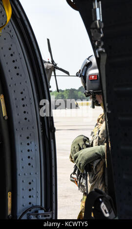 Us-Armee Sgt. David roupe, loslösung 1, Charlie Co., 2-238 allgemeine Unterstützung aviation Battalion, South Carolina Army National Guard, dient als Mannschaft Leiter auf ein UH-60 Black Hawk, fliegen neben Georgia und Louisiana Flugzeuge, während wachsam Guard 17 in der Gegend von Savannah, Georgia, 29. März wachsam Guard 17 ist eine gemeinsame regionale Training übung für die South Carolina National Guard eine Gelegenheit, die Zusammenarbeit und die Beziehungen mit lokalen, staatlichen regionalen zivilen, militärischen und föderalen Partnern in Vorbereitung auf Notfälle und Katastrophen zu verbessern. (U.s. Army National Guard Stockfoto