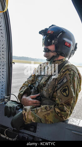 Us-Armee Sgt. David roupe, loslösung 1, Charlie Co., 2-238 allgemeine Unterstützung aviation Battalion, South Carolina Army National Guard, dient als Mannschaft Leiter auf ein UH-60 Black Hawk, fliegen neben Georgia und Louisiana Flugzeuge, während eines Hurrikans evakuierungsübung als Teil des wachsamen Schutz 17 in der Gegend von Savannah, Georgia, 29. März wachsam Guard 17 ist eine gemeinsame regionale Training übung für die South Carolina National Guard eine Gelegenheit, die Zusammenarbeit und die Beziehungen mit lokalen, staatlichen regionalen zivilen, militärischen und föderalen Partnern in Vorbereitung für Notfälle zu verbessern und Stockfoto