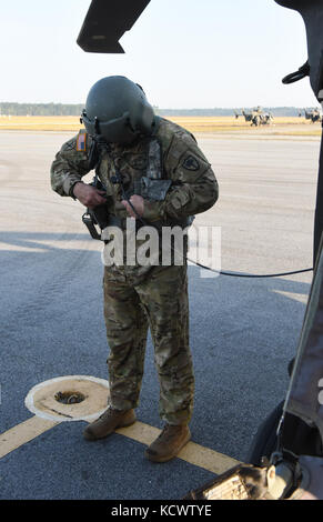 Us-Armee Sgt. dustin Keenan, Abteilung 1, Charlie Co., 2-238 allgemeine Unterstützung aviation Battalion, South Carolina Army National Guard, bereitet als der Flug medic auf ein UH-60 Blackhawk während eines Hurrikans evakuationsübung als Teil des wachsamen Schutz 17 in der Gegend von Savannah, Georgia, Dienen, 29. März wachsam Guard 17 ist eine gemeinsame regionale Training übung für die South Carolina National Guard eine Gelegenheit, die Zusammenarbeit und die Beziehungen mit lokalen, staatlichen regionalen zivilen, militärischen und föderalen Partnern in Vorbereitung auf Notfälle und Katastrophen zu verbessern. (U.s. army na Stockfoto