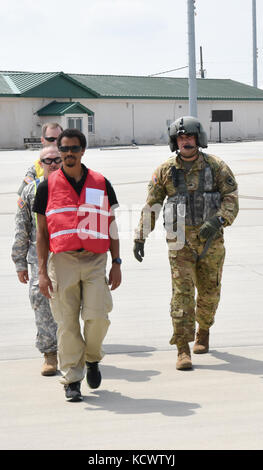 Us-Armee Sgt. dustin Keenan, Abteilung 1, Charlie Co., 2-238 allgemeine Unterstützung aviation Battalion, South Carolina Army National Guard, hilft bei der simulierten Umsiedler auf ein UH-60 Blackhawk während eines Hurrikans evakuierungsübung als Teil des wachsamen Schutz 17 in der Gegend von Savannah, Georgia, 29. März wachsam Guard 17 ist eine gemeinsame regionale Training übung für die South Carolina National Guard eine Gelegenheit, die Zusammenarbeit und die Beziehungen mit lokalen, staatlichen regionalen zivilen, militärischen und föderalen Partnern in Vorbereitung auf Notfälle und Katastrophen zu verbessern. (Us-Army National guar Stockfoto