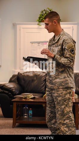Kaplan Kandidat U.S. Army 2nd LT. John Williams, 122 engineering Bataillon, South Carolina National Guard, stellt die Schrift zu Seelsorger um vom Zustand während einer 2-tägigen Schulung an mccrady Training Center in Eastover, South Carolina. Die jährliche Ausbildung, statt März 3-4, zur Aktualisierung der Kaplan Fähigkeiten und lernen, wie man alte Herausforderungen auf neue Art und Weise zu nähern. (U.s. Army National Guard Foto von Sgt. tashera pravato/108 Pad) Stockfoto