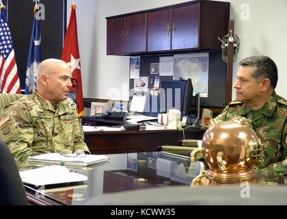 Us-Armee brig. gen. Brad Owens, South Carolina National Guard Direktor des Joint Staff, trifft sich mit der kolumbianischen Armee brig. gen. Carlos Moreno, Kommandierender General der kolumbianischen Armee Personal, am South Carolina National Guard Joint Forces in Columbia, South Carolina, sept. 29., 2016. die South Carolina National Guard und Republik Kolumbien begann die Partnerschaft Programm Beziehung im Juli 2012 und haben weiterhin die Partnerschaft durch die gemeinsame Nutzung von Informationen und Austausch (US Air National Guard Foto von 1 Lt. Stephen Hudson, 169th Fighter gewinnen zu vertiefen. Stockfoto