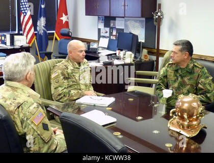 Us-Armee brig. gen. Brad Owens, South Carolina National Guard Direktor des Joint Staff, trifft sich mit der kolumbianischen Armee brig. gen. Carlos Moreno, Kommandierender General der kolumbianischen Armee Personal, am South Carolina National Guard Joint Forces in Columbia, South Carolina, sept. 29., 2016. die South Carolina National Guard und Republik Kolumbien begann die Partnerschaft Programm Beziehung im Juli 2012 und haben weiterhin die Partnerschaft durch die gemeinsame Nutzung von Informationen und Austausch (US Air National Guard Foto von 1 Lt. Stephen Hudson, 169th Fighter gewinnen zu vertiefen. Stockfoto