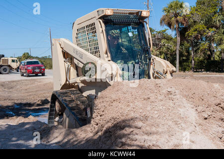 Südcarolina Army National Guard Ingenieure auf edisto Island arbeiten nicht stoppen Clearing 3-5 Füße von Sand auf Palmetto Boulevard der Weg für Feuer, ems und andere Einsatzkräfte, um für Bewohner klar, sicher nach Hause zurück. An seiner Spitze, ca. 2.800 S.C.National Guard Soldaten und Piloten wurden aktiviert und County Emergency Management Agenturen und lokalen Ersthelfer zu unterstützen, nachdem Gouverneur Nikki haley Ausnahmezustand Okt erklärt. 4, 2016. (U.s. Army National Guard Foto von Sgt. Brian Calhoun, 108 öffentliche Angelegenheiten Abteilung) Stockfoto