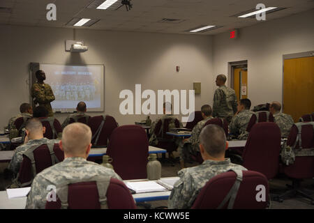 Us-Armee Cpt., Logistik Offizier für 59Th aviation Truppe den Befehl des South Carolina Army National Guard, Aktien Möglichkeiten innerhalb der Luftfahrt mit den Kandidaten in der Palmetto Militärakademie in mccrady Training Center in Eastover, Sc, jan. 8, 2017. Den ganzen Tag, Vertretern aller Zweige der Armee geben die Kandidaten Informationen, die Ihnen helfen, zu entscheiden, welche Filiale der Kommission. Die Gruppe der 24 ist der 68. Klasse des scng Akademie für Soldaten, die ihre Karriere weiter und Unteroffizieren geworden. (U.s. Army National Guard Foto von Sgt. Stockfoto