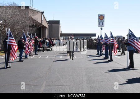 Us-Soldaten mit der 742Nd Support Wartung Unternehmen, South Carolina Army National Guard, Board einen Flug nach einer Bereitstellung Zeremonie am Eagle Aviation in Columbia South Carolina gehalten, Feb. 26., 2017. Mehr als 140 Soldaten aus der Einheit wird für etwa ein Jahr mobilisiert Betrieb zum Atlantischen beheben und die US-Army Europe unterstützt werden. Das Gerät wird die Wartung und Reparatur von Fahrzeugen, Elektronik, und kleinen Waffen Waffen, während dem 16 sustainment Brigade in Osteuropa vergeben. (U.s. Army National Guard Foto von Sgt. tashera pravato) Stockfoto