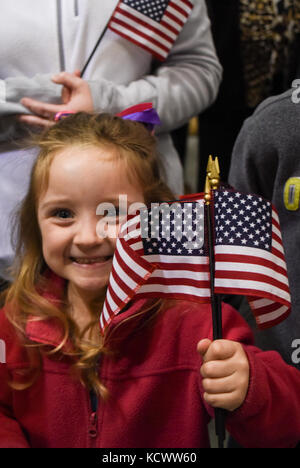 Us-Soldaten mit der 742Nd Support Wartung Unternehmen, South Carolina Army National Guard, sind Farwell durch Familie und Freunde während einer Bereitstellung die Zeremonie an Eagle Aviation in Columbia South Carolina gehalten, Feb. 26., 2017. Mehr als 140 Soldaten aus der Einheit wird für etwa ein Jahr mobilisiert Betrieb zum Atlantischen beheben und die US-Army Europe unterstützt werden. Das Gerät wird die Wartung und Reparatur von Fahrzeugen, Elektronik, und kleinen Waffen Waffen, während dem 16 sustainment Brigade in Osteuropa vergeben. (U.s. Army National Guard Foto von Sgt. tashera pravato) Stockfoto