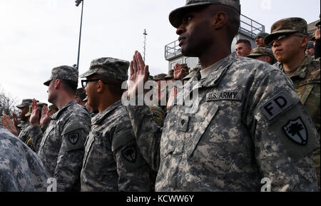 Soldaten mit der South Carolina National Guard hob die rechte Hand und nahm einen Eid von der Metropolitan Police Department in Unterstützung der 58th Präsidentschafts-einweihung zu Stellvertreter, jan. 19., 2017. Rund 30 Soldaten aus der Südcarolina nationale Schutz verband mehr als 7.500 Bürger - Soldaten und Piloten aus über 40 Staaten und Gebiete, in die Hauptstadt der Nation Support für die 58 Präsidentschafts-einweihung im Bezirk von Kolumbien, jan. 20, 2017. Die Unterstützung der National Guard, einschließlich Südcarolina, wird auf Antrag der örtlichen zivilen Behörden Stockfoto