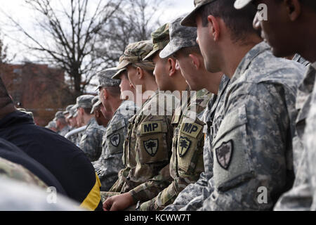 Soldaten mit der South Carolina National Guard bereiten einen Eid von der Metropolitan Police Department in Unterstützung der 58th Präsidentschafts-einweihung zu Stellvertreter, jan. 19., 2017. Rund 30 Soldaten aus der Südcarolina nationale Schutz verband mehr als 7.500 Bürger - Soldaten und Piloten aus über 40 Staaten und Gebiete, in die Hauptstadt der Nation Support für die 58 Präsidentschafts-einweihung im Bezirk von Kolumbien, jan. 20, 2017. Die Unterstützung der National Guard, einschließlich Südcarolina, wird auf Antrag der örtlichen zivilen Behörden, sowie f Stockfoto